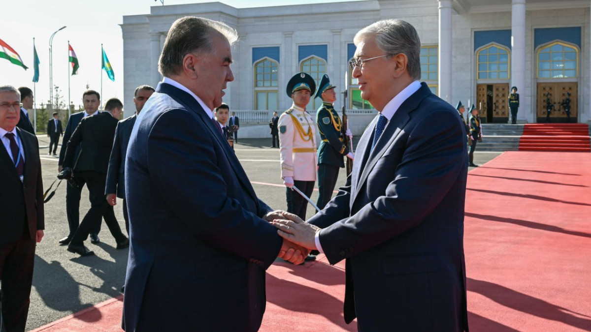 Токаев проводил Эмомали Рахмона в аэропорту Астаны