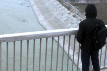 Фотография к новости: Столичные полицейские спасли мужчину от прыжка с моста