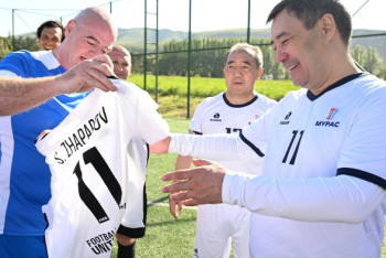 Фотография к новости: Президент Кыргызстана и глава ФИФА сыграли в футбол в Бишкеке