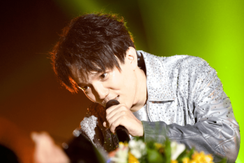 Фотография к новости: Димаш Кудайберген получил в подарок  турецкий музыкальный инструмент