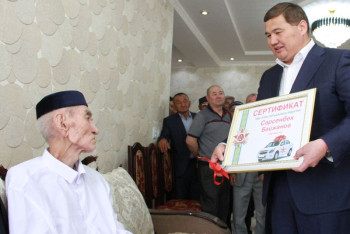 Фотография к новости: Столетнему фронтовику кызылординцы подарили автомобиль