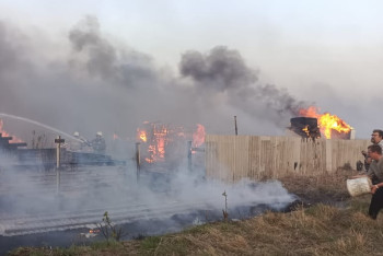 Фотография к новости: В Петропавловске крупный пожар: пламя может уничтожить частный сектор