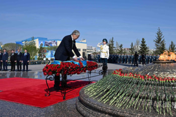 Фотография к новости: Президент Казахстана возложил цветы к монументу "Отан Ана"