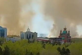 Фотография к новости: Дым от пожара накрыл часть Павлодара: горит пойма Иртыша