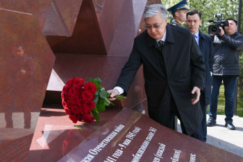 Фотография к новости: Токаев возложил цветы к Мемориальному комплексу воинам-казахстанцам под Ржевом