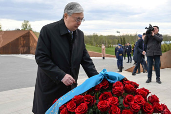 Фотография к новости: Токаев посетил Ржевский мемориал Советскому солдату