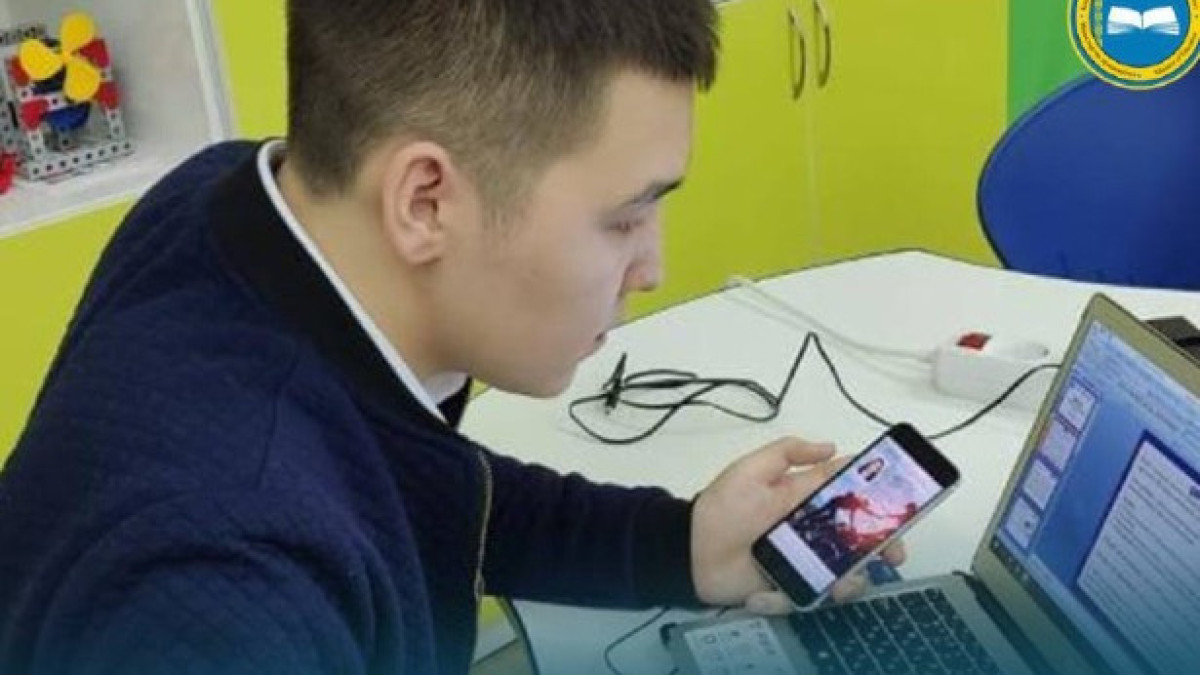 Школьник из Семея разработал бесконтактную медицинскую карту