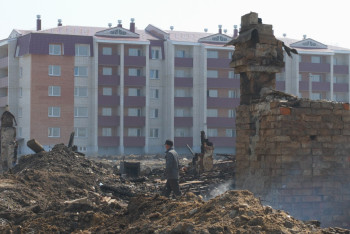 Фотография к новости: На пепелище в Петропавловске погорельцы собирают остатки нажитого