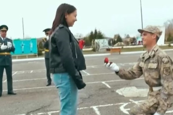 Фотография к новости: Солдат КНБ РК сделал предложение девушке после присяги в ВКО