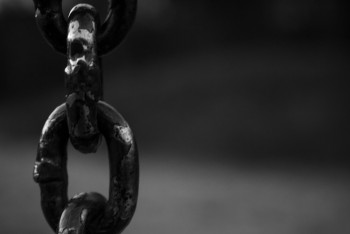 Фотография к новости: "Они могут быть влюблены в своего сутенёра или работодателя" - почему нелегко оказывать помощь жертвам рабства?