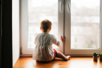 Фотография к новости: Случаи выпадения детей из окон участились в Казахстане