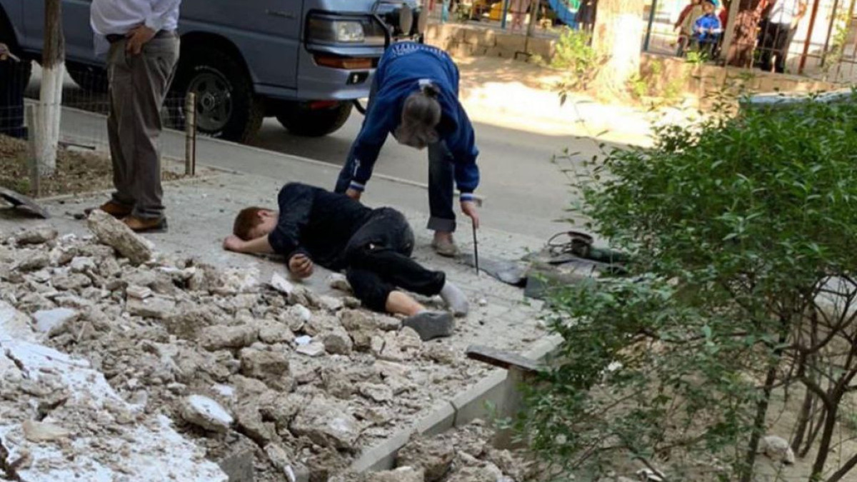 В Актау обрушился козырёк жилого дома - есть погибший