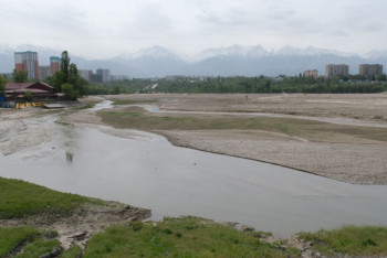 Фотография к новости: В Алматы впервые за 50 лет проводят очистку дна озера Сайран