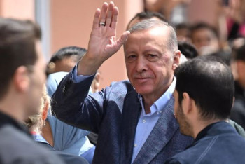 Фотография к новости: Эрдоган раздал деньги детям на избирательном участке