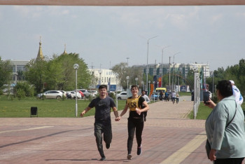 Фотография к новости: Забег для семейных пар провели в Актобе