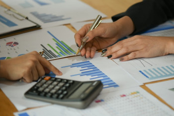 Фотография к новости: Более 1,6 тысячи фактов незаконного взимания налогов на рекламу выявили в стране