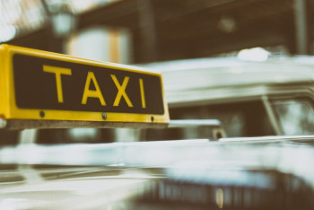 Фотография к новости: В Алматы наказали таксиста, который взял с иностранца 400 евро за поездку