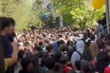 Фотография к новости: Давку из-за бесплатных донеров устроила молодёжь в Актобе