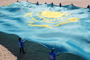 Фотография к новости: Хоккейные болельщики развернули самый большой флаг Казахстана в Юрмале