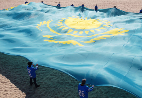 Фотография к новости: Хоккейные болельщики развернули самый большой флаг Казахстана в Юрмале