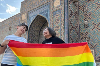 Фотография к новости: Флаг ЛГБТ развернули перед мавзолеем Ходжи Ахмеда Яссауи в Туркестане