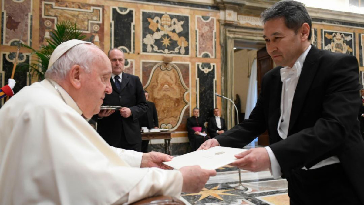 Посол Казахстана вручил верительные грамоты Папе Римскому Франциску