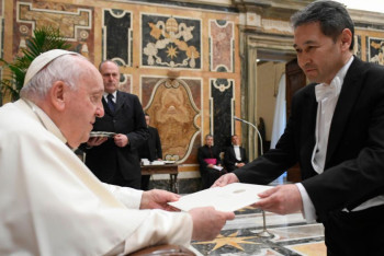 Фотография к новости: Посол Казахстана вручил верительные грамоты Папе Римскому Франциску