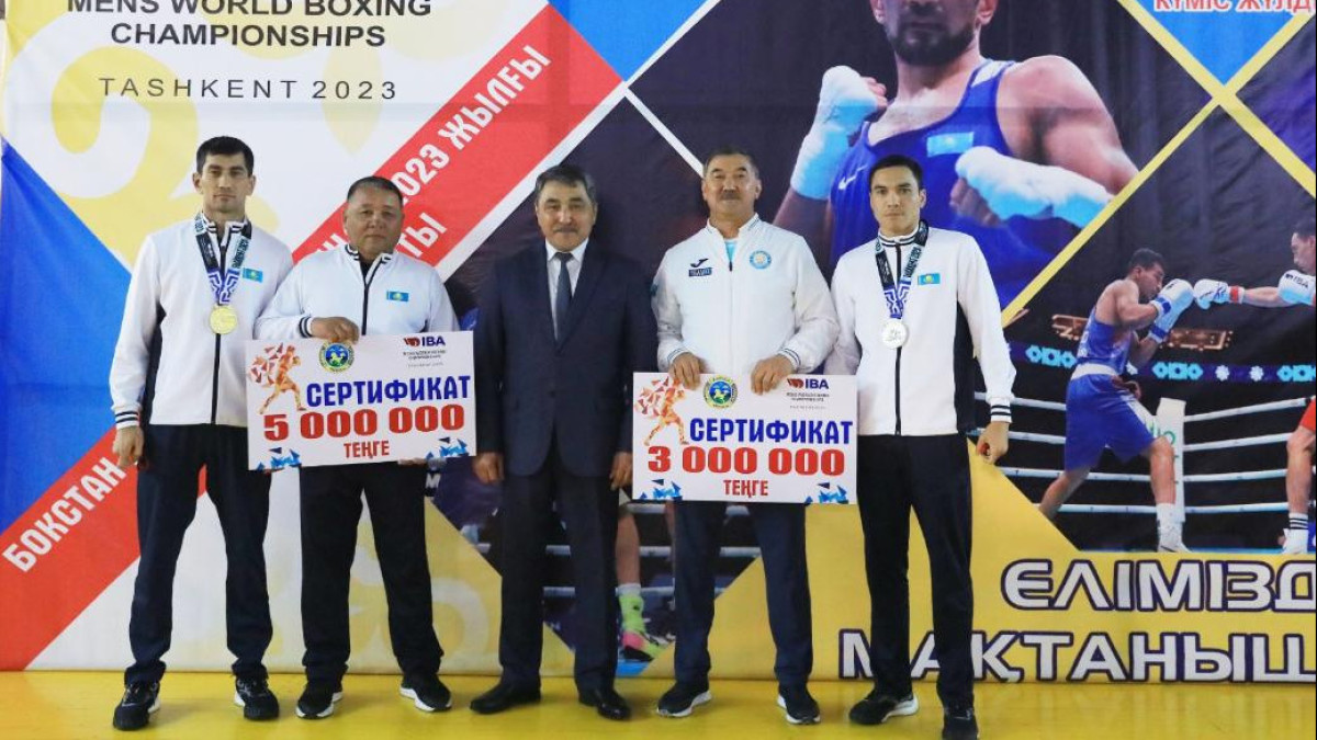 Нуржан Нуржигитов вручил ключи от квартир призёрам чемпионата мира по боксу
