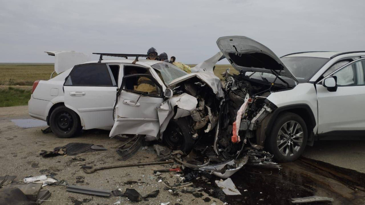 Страшное ДТП: два авто в лобовую столкнулись в Актюбинской области