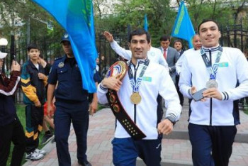 Фотография к новости: Ключи от квартир вручили призерам чемпионата мира по боксу в Таразе