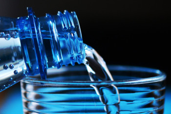 Фотография к новости: Цены на минеральную воду за год выросли на 31 процент в Казахстане