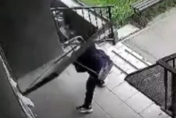 Фотография к новости: Ребёнка придавила дверь подъезда в многоэтажке Алматы