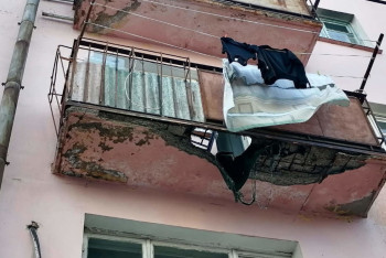 Фотография к новости: В Усть-Каменогорске под женщиной обрушился балкон