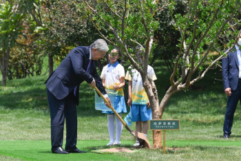 Фотография к новости: Токаев принял участие в церемонии посадки деревьев в Сиане