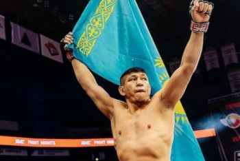 Фотография к новости: Куат Хамитов уверенно выиграл бой на историческом турнире MMA