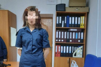 Фотография к новости: Нетрезвая девушка в полицейской форме расхаживала в Актобе