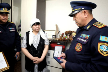 Фотография к новости: Орден "Айбын" вручили матери погибшего в Алматы пожарного