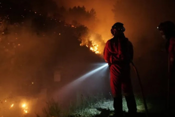 Фотография к новости: Из-за лесных пожаров в Испании эвакуировано более 700 человек