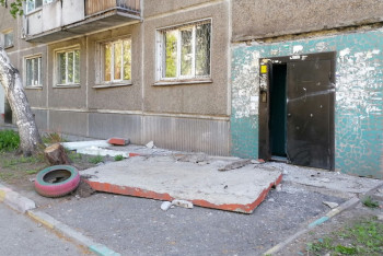 Фотография к новости: В Усть-Каменогорске автомобиль снёс козырёк подъезда