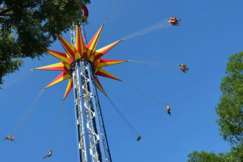 Аттракцион с людьми на высоте сломался в Шымкенте