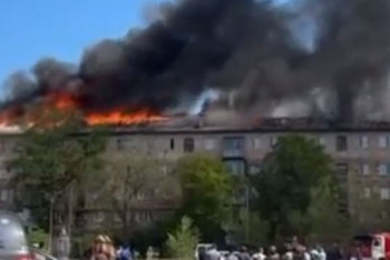 Фотография к новости: В Караганде полностью сгорела кровля пятиэтажки