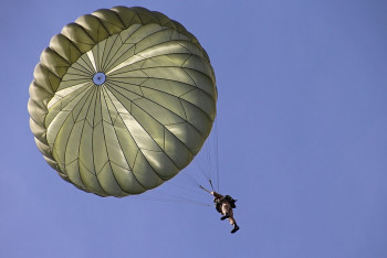 Фотография к новости: Казахстан успешно экспортирует парашюты