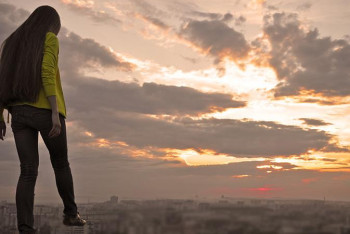 Фотография к новости: 17-летнюю девочку спасли от прыжка с крыши дома в Актау