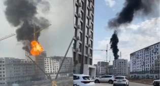 Крупный пожар вспыхнул на левом берегу Астаны - слышны взрывы