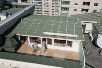 Фотография к новости: Незаконную постройку на крыше жилого дома снесли в Алматы