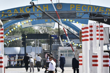 Фотография к новости: На усиленный режим работы из-за заторов перешли таможенники на границе с Узбекистаном