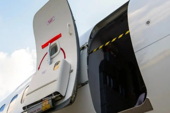 Фотография к новости: Мужчина попытался выброситься из летящего самолёта в Южной Корее