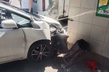 Фотография к новости: Машина врезалась в остановку с людьми в Петропавловске. Есть пострадавшие