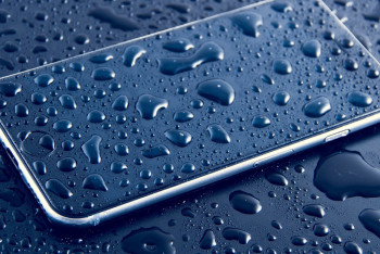 Фотография к новости: В Индии чиновник осушил водоём из-за упавшего в воду смартфона