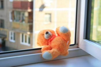 Фотография к новости: Трёхлетняя девочка выпала из окна на десятом этаже в Астане